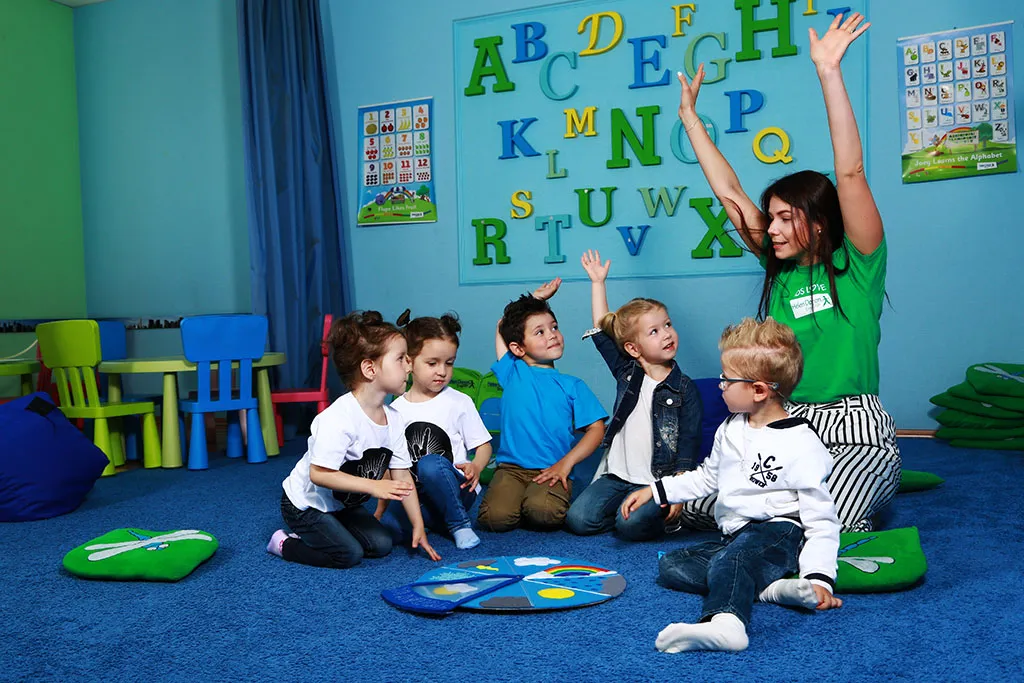 dzieci uczące się angielskiego przez zabawę