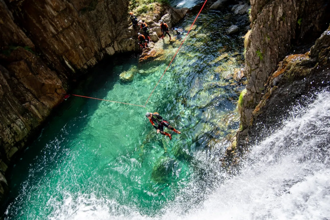 Canyoning in einer Schlucht in den Pyrenäen