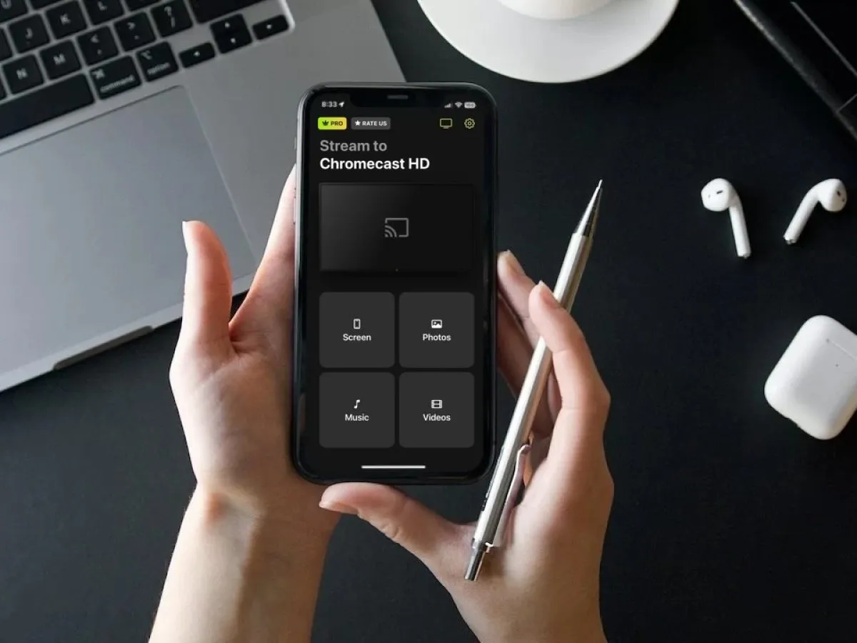 Rodzina oglądająca zdjęcia z iPhone'a na telewizorze