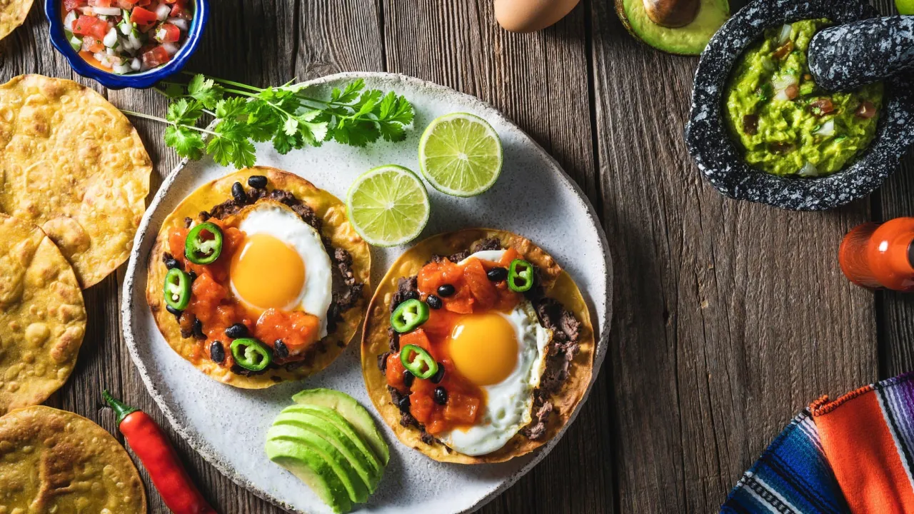 Internationale Eierspeisen wie Shakshuka, Huevos Rancheros, Koreanisches ged&auml;mpftes Ei