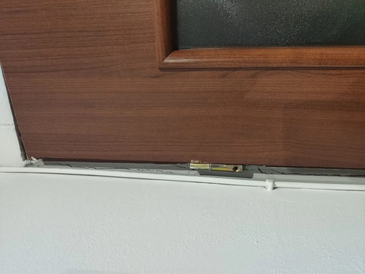 Pęknięcia na ścianie przy ościeżnicy