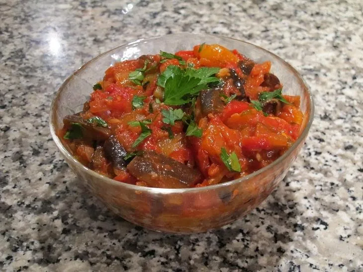 Auberginenwürfel salzen in einer Schüssel