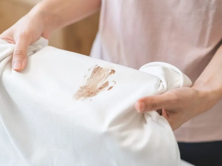 usuwanie zaschniętej plamy z podkładu, plama z podkładu na białej bluzie