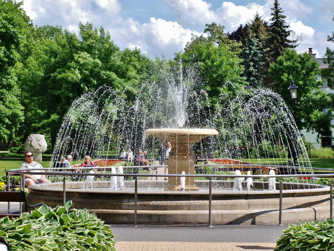 Fontanna w Ciechocinku, idealne miejsce na spacer i relaks. Warto zobaczyć to miejsce, gdy zastanawiasz się, co zwiedzić w Ciechocinku.