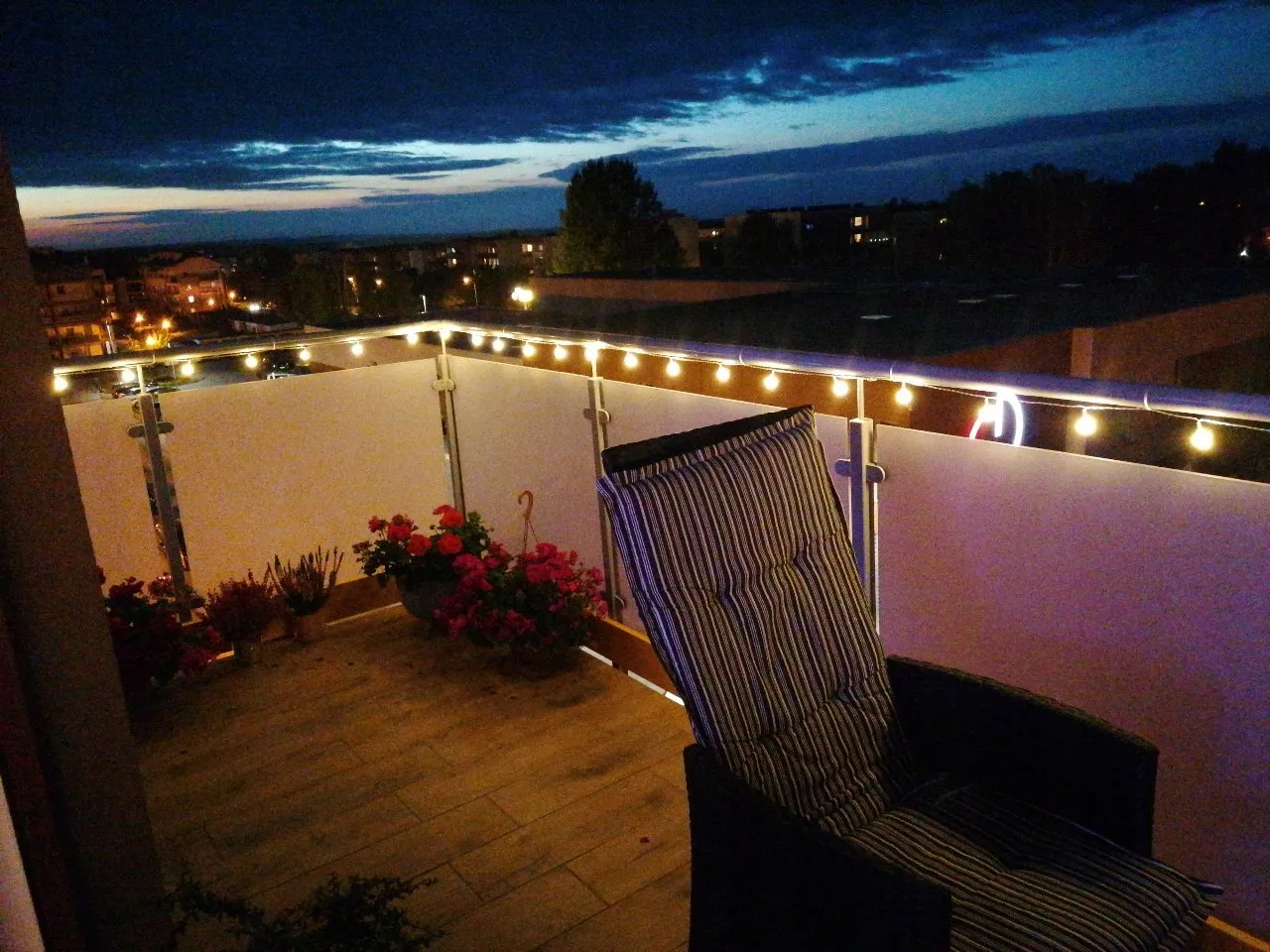 girlandy świetlne balkon, kurtyny LED balkon, taśmy LED balkon