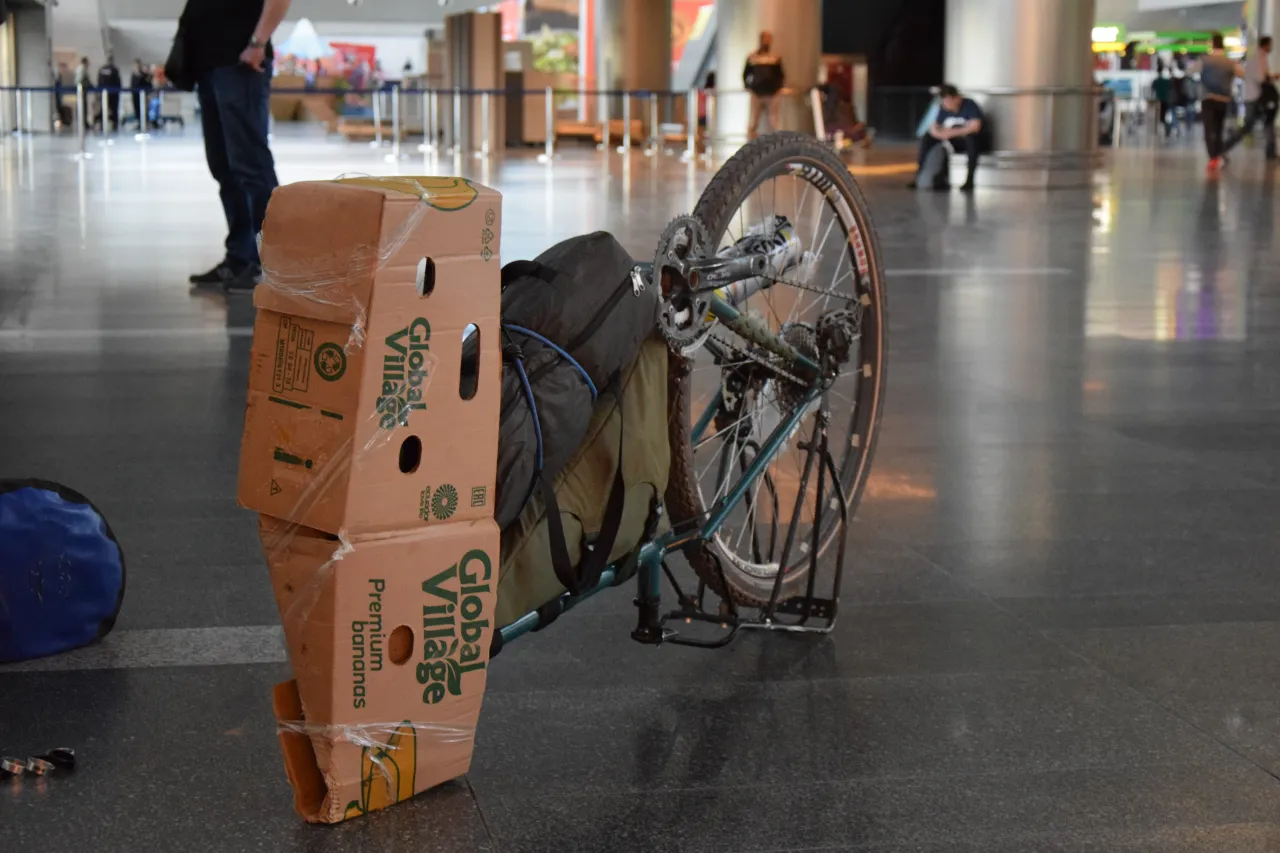 Rower spakowany do transportu lotniczego