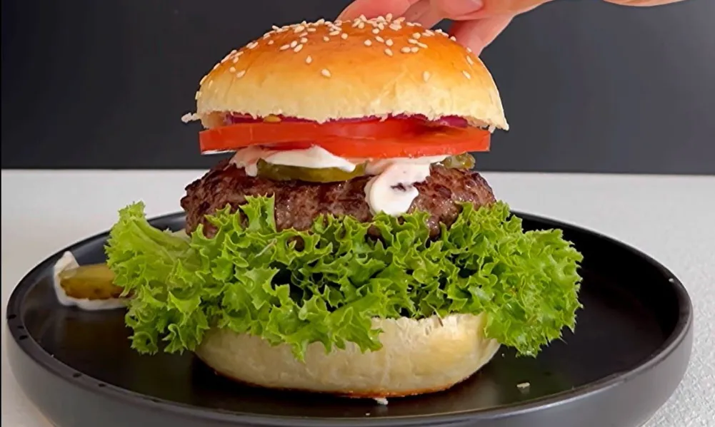 idealny domowy burger z soczystym mięsem i puszystą bułką