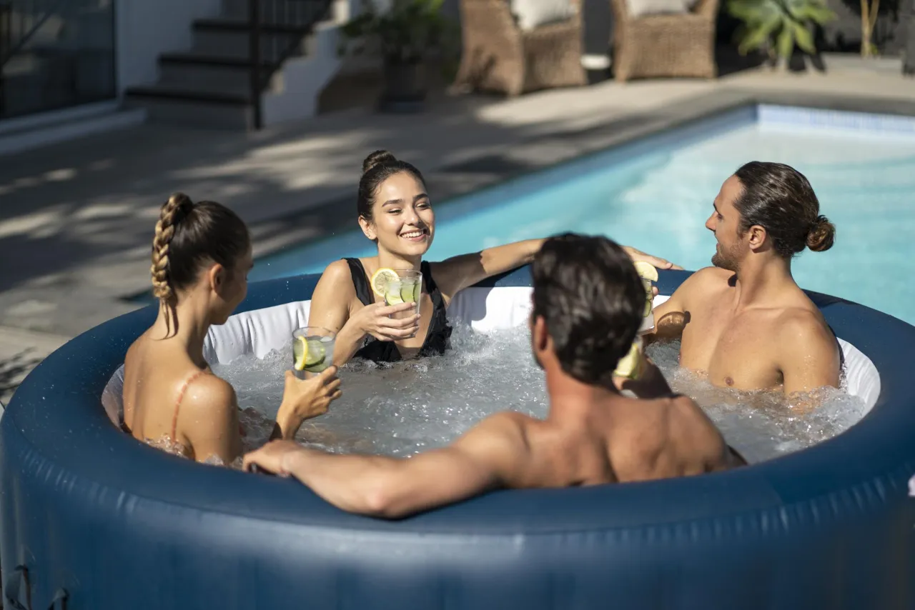 Jacuzzi Lay-Z-Spa Milan w ogrodzie