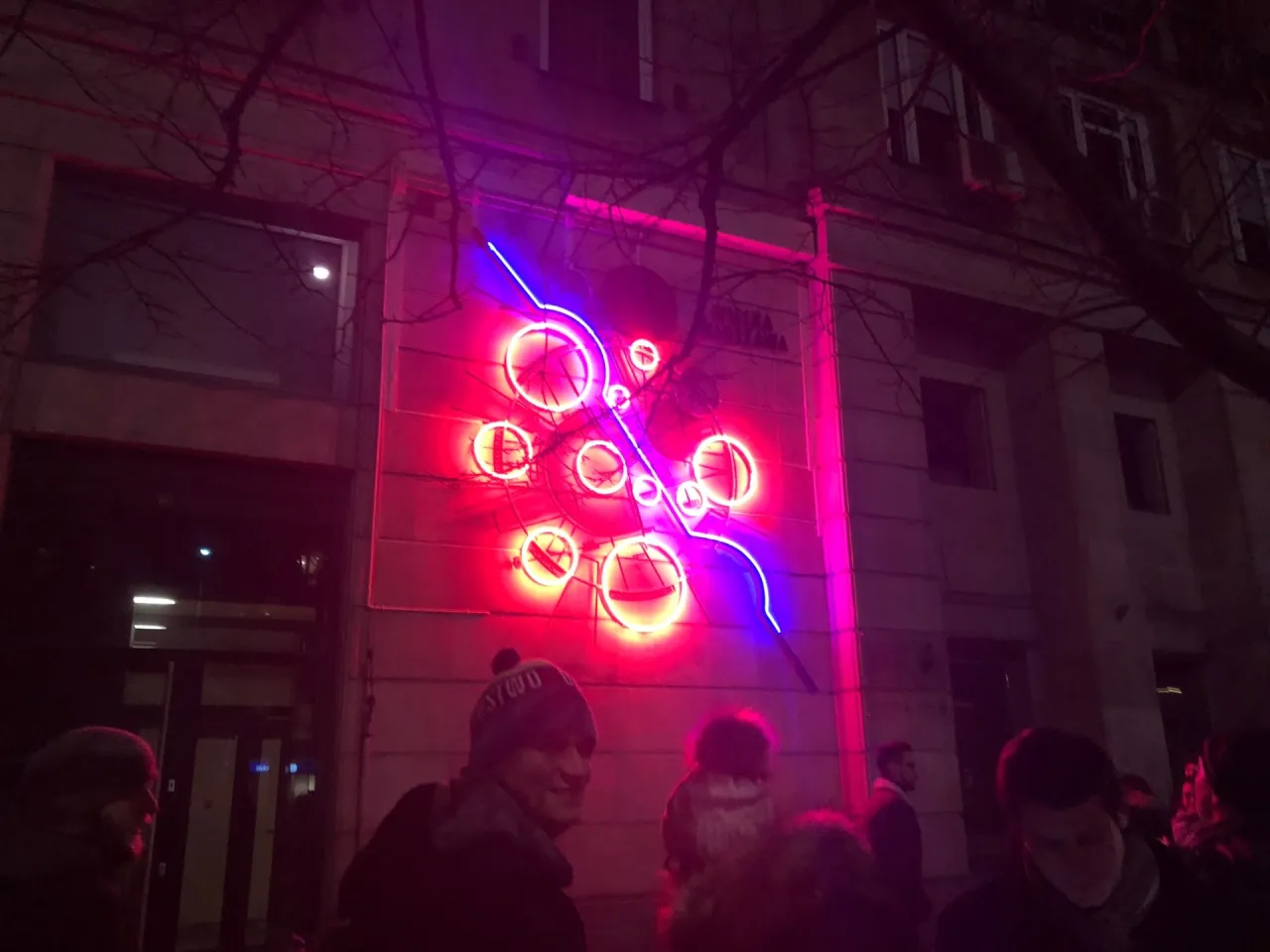 Warszawa nocą neonowe światła