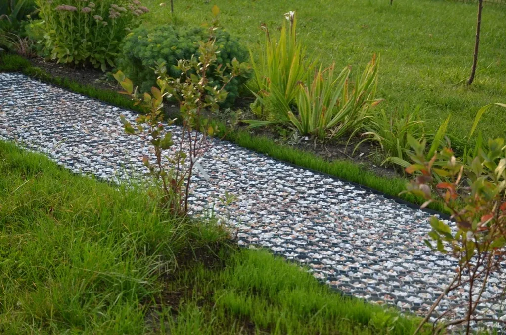 r&oacute;żne materiały na ścieżki ogrodowe por&oacute;wnanie