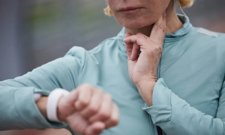 pomiar tętna na nadgarstku, ręka seniora