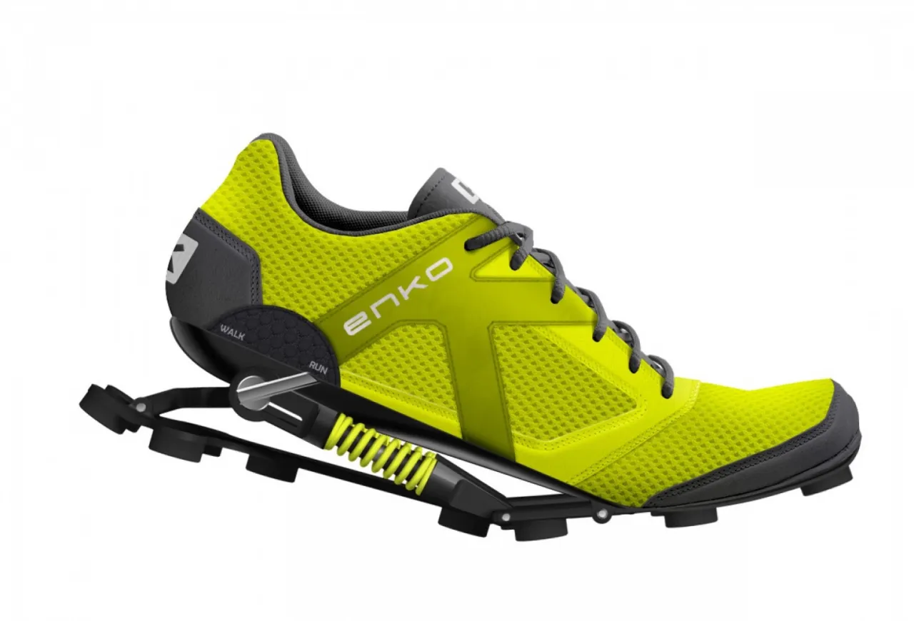 Biegaczka zawiązująca sznurowadła w profesjonalnych butach do biegania, z widoczną amortyzacją