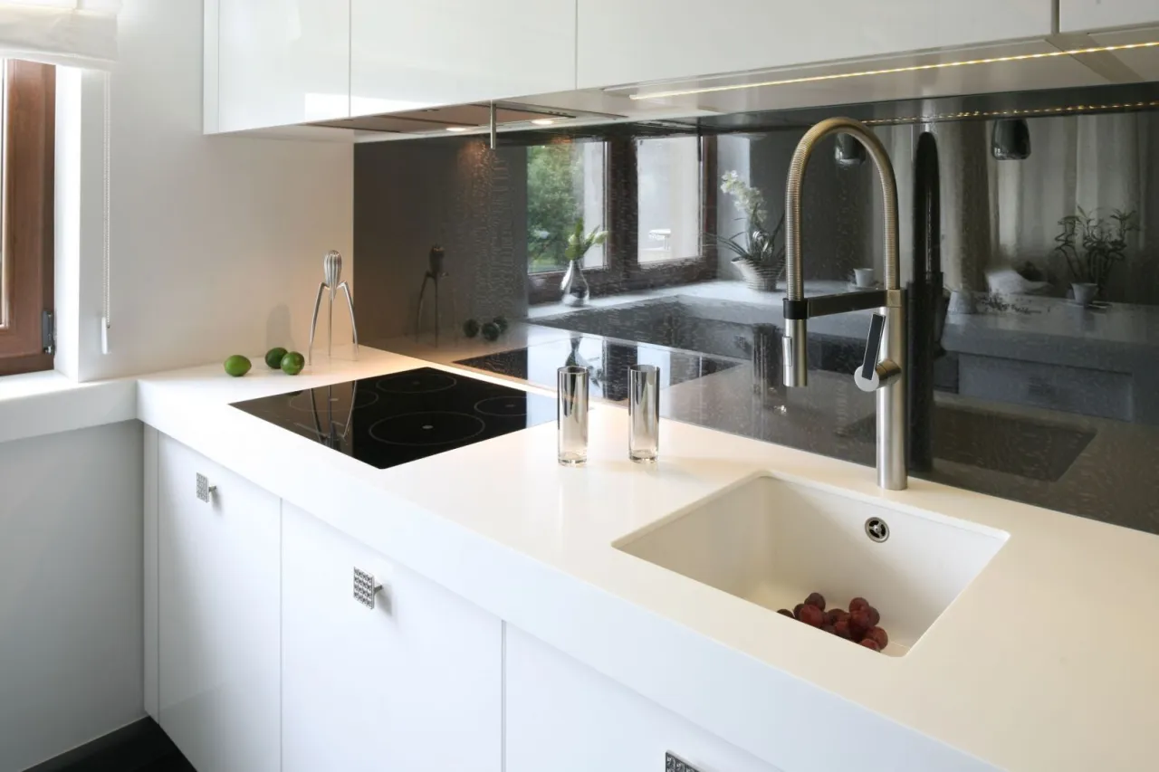 biały blat kuchenny konglomerat aranżacje nowoczesne klasyczne skandynawskie