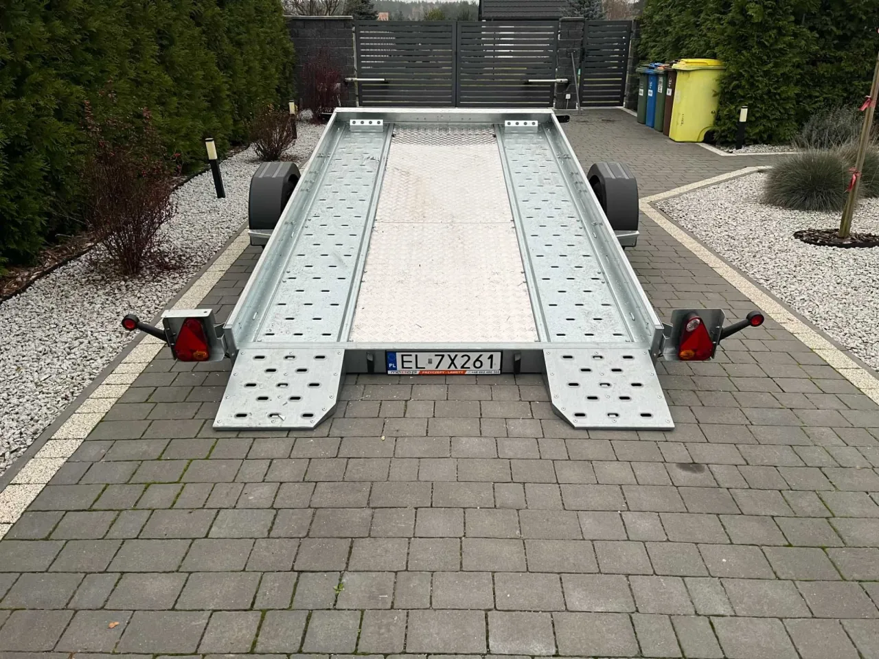 Nowy autolaweta kat C wynajem czeka na Ciebie! Idealny do transportu pojazdów.