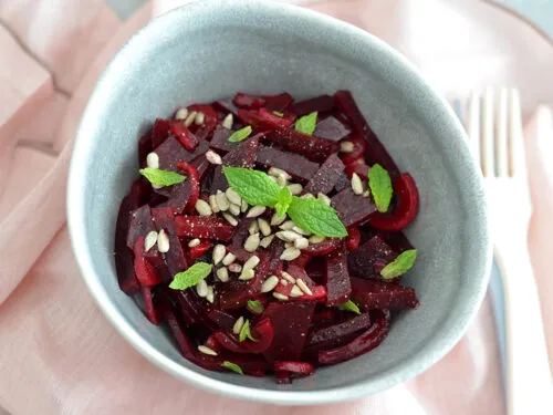 Drei verschiedene Rote Bete Salate nebeneinander in Sch&uuml;sseln