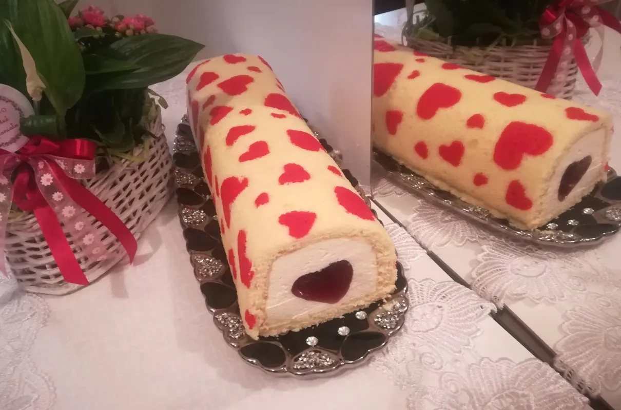 Rolada biszkoptowa z dekoracją