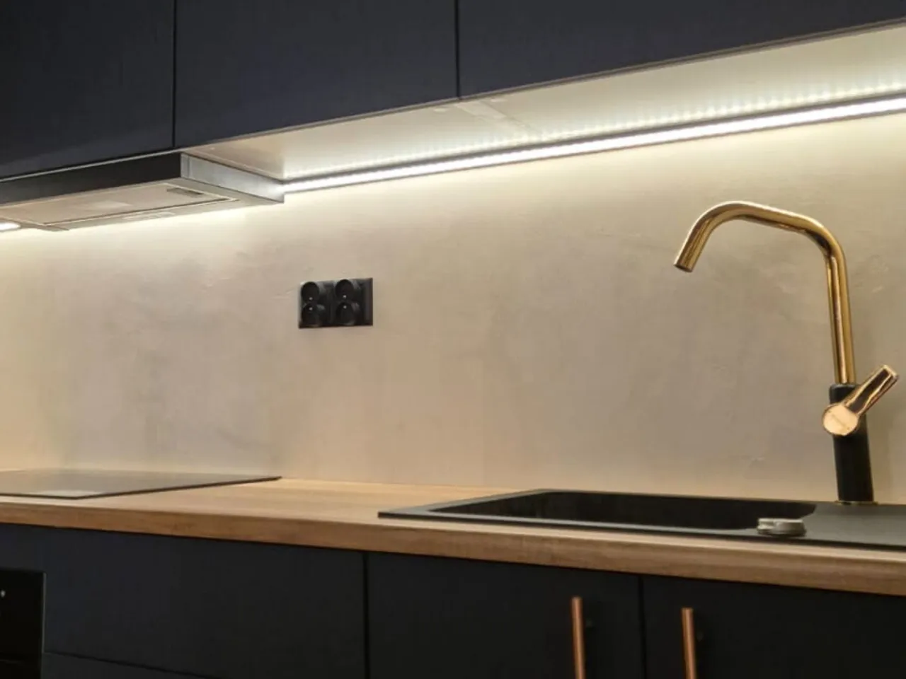 kuchnia mikrocement na ścianie