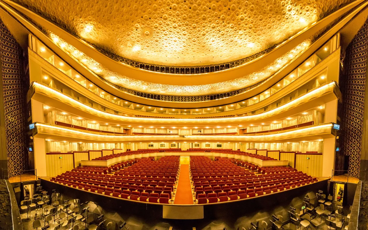 wnętrze Teatru Wielkiego Opery Narodowej publiczność