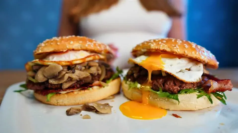 kreatywne i nietypowe burgery, burger z ananasem, burger z kimchi, burger z jajkiem sadzonym