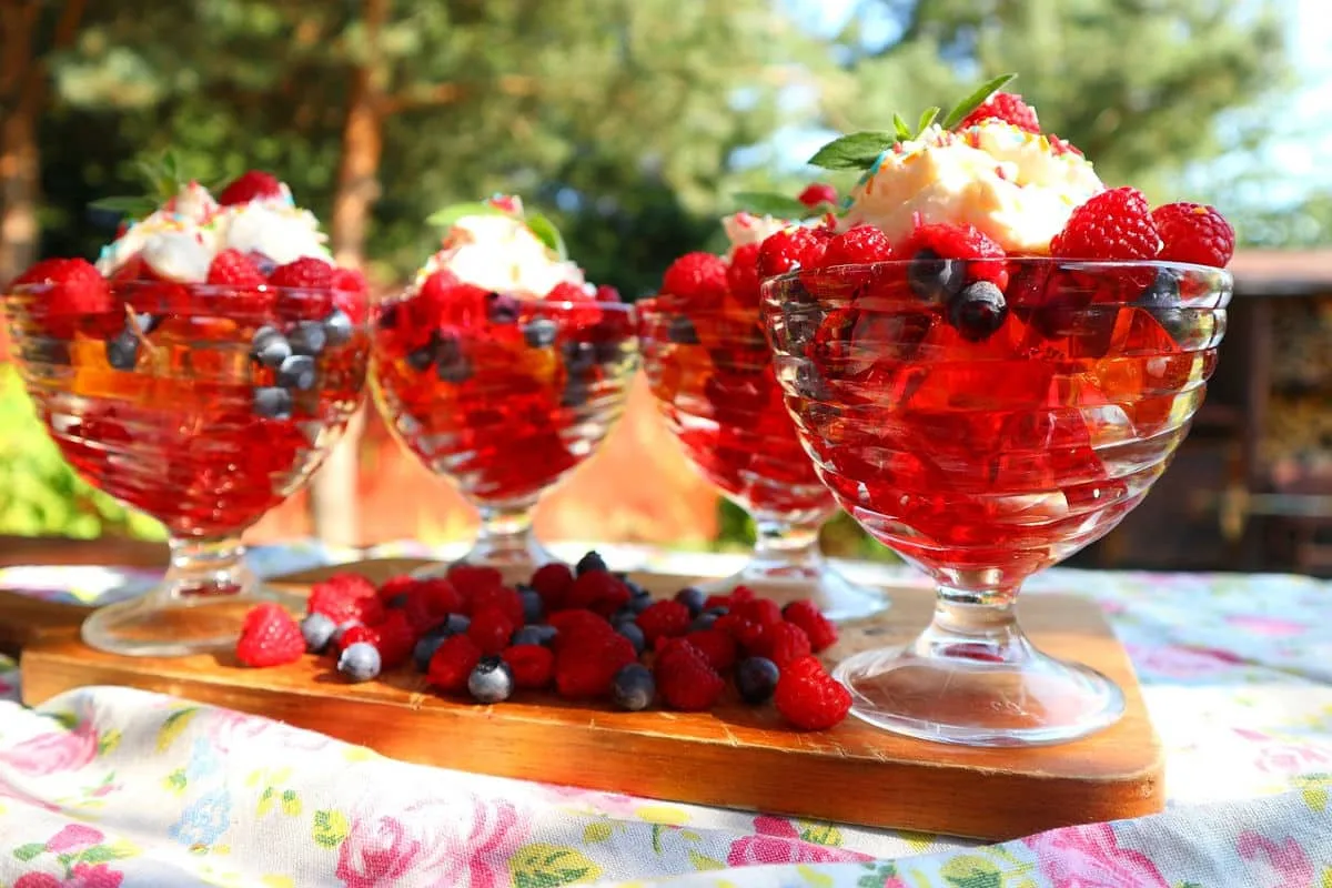 Galaretka z owocami w pucharku