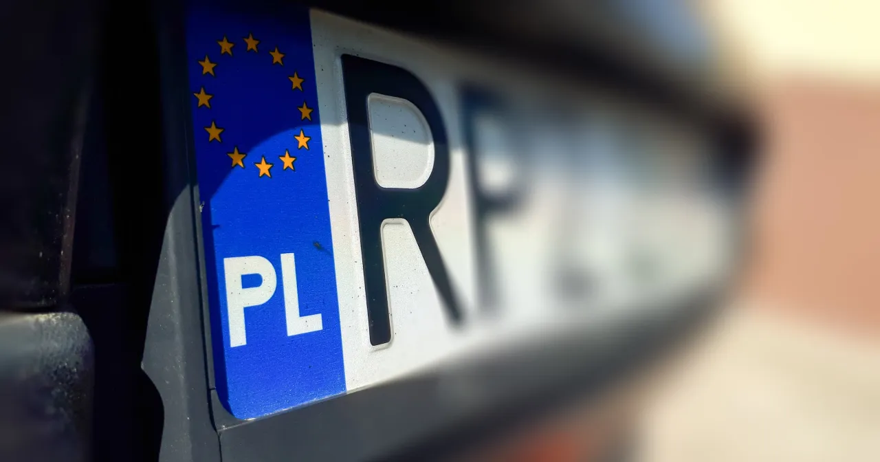 Tablica rejestracyjna z symbolem PL i gwiazdami Unii Europejskiej. Czy można jeździć na niemieckich blachach? To polskie tablice.
