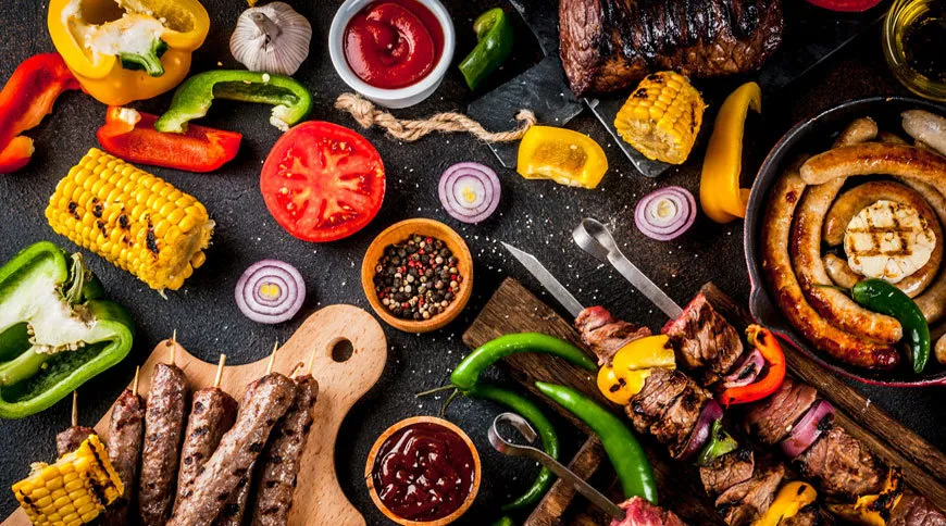 Assortiment de sauces classiques pour viande grill&eacute;e