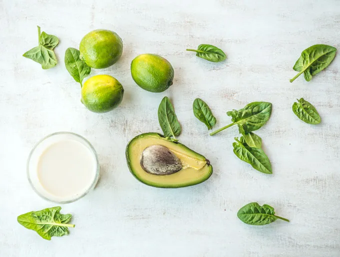 różnorodność świeżych składników na koktajle: szpinak, imbir, owoce jagodowe, awokado