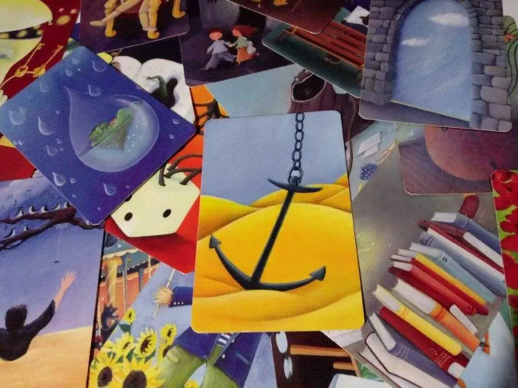 osoba pracująca z kartami dixit w rozwoju osobistym