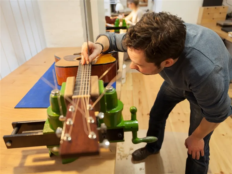 Gitarrenbauer bei der Arbeit, Bauprozess Gitarre