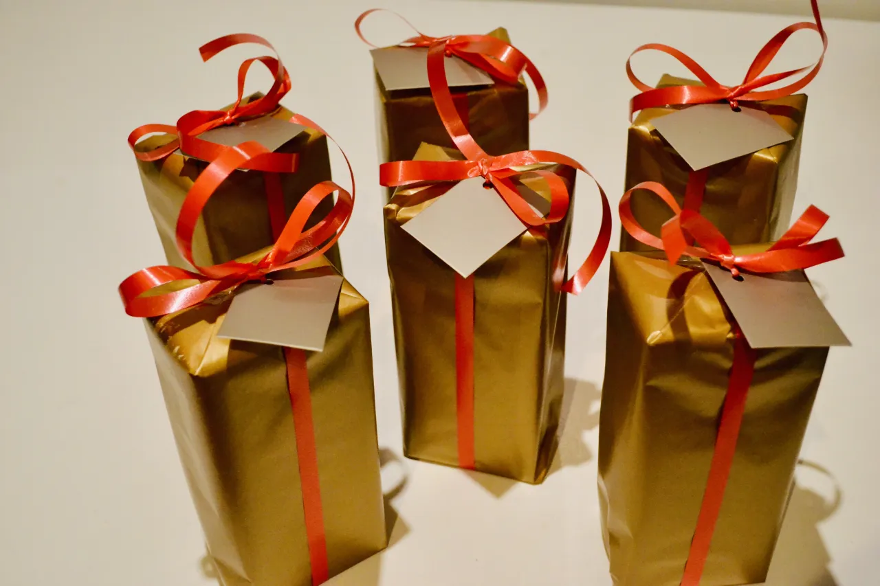 Pakowanie prezent&oacute;w o nieregularnych kształtach pomysły