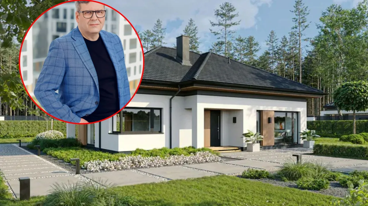 Mężczyzna w garniturze obok nowoczesnego domu. Dowiedz się, ile kosztuje budowa domu 150m2 i jakie są koszty budowy.