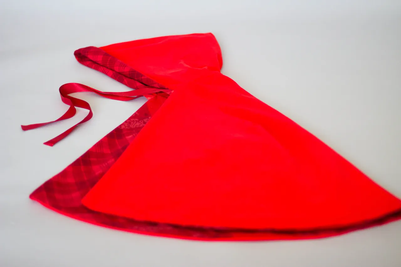 Materiały i narzędzia do szycia peleryny Czerwonego Kapturka