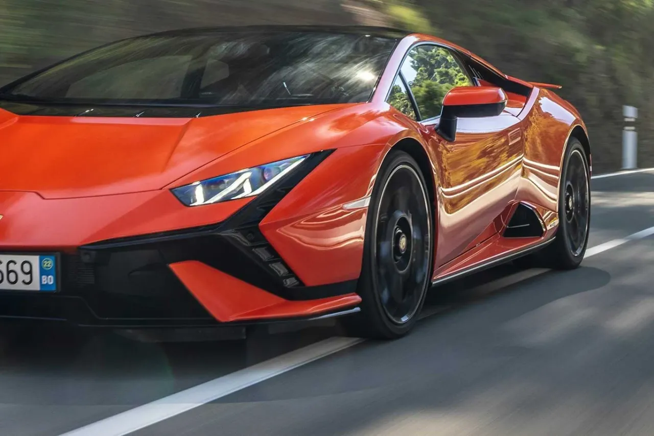 Młody mężczyzna odbierający kluczyki do Lamborghini