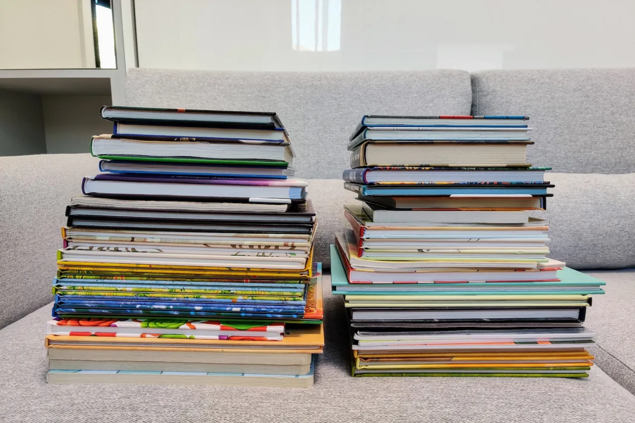 r&oacute;żne stosy książek do oddania