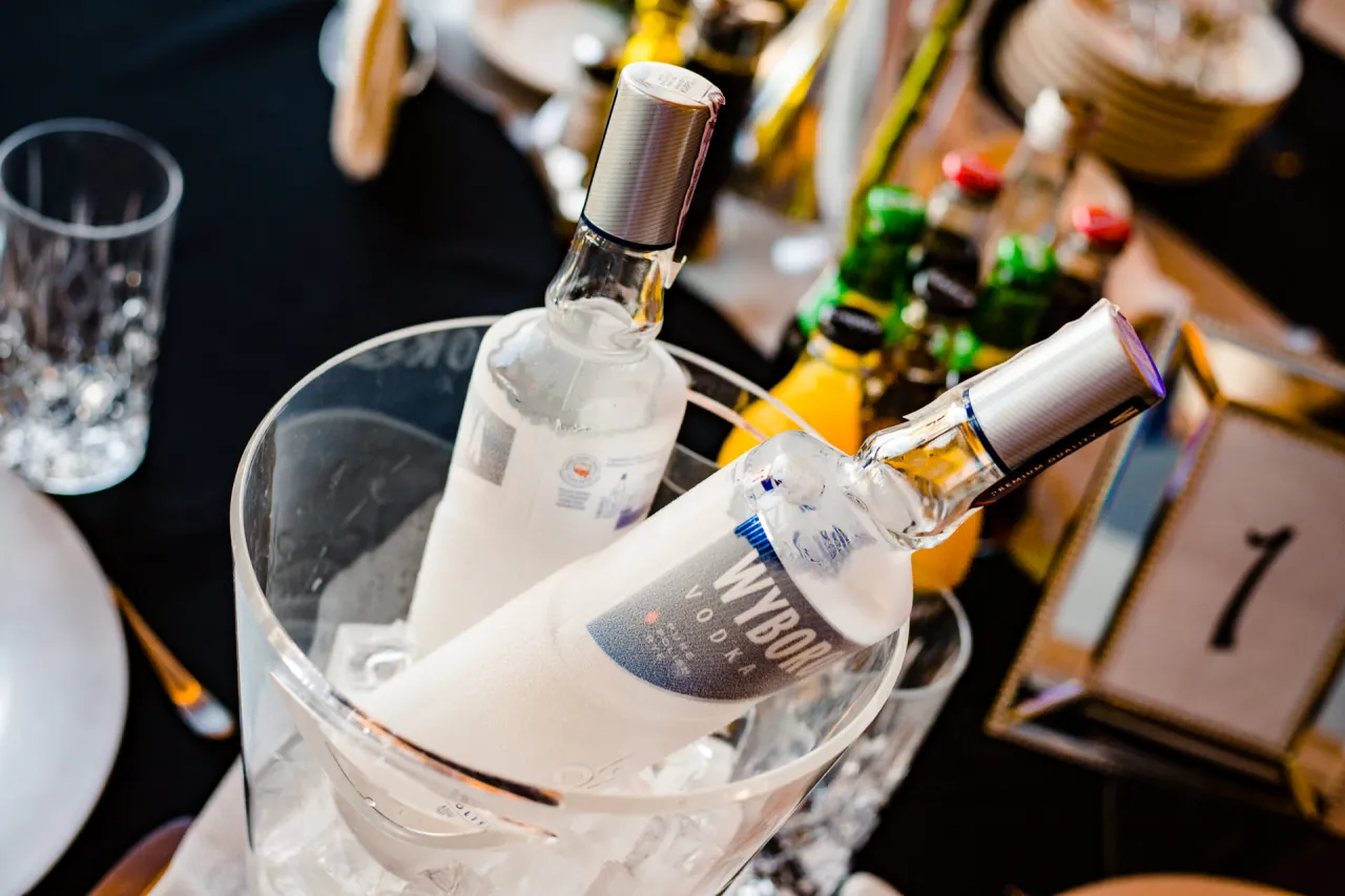 eleganckie butelki wódki na stole weselnym
