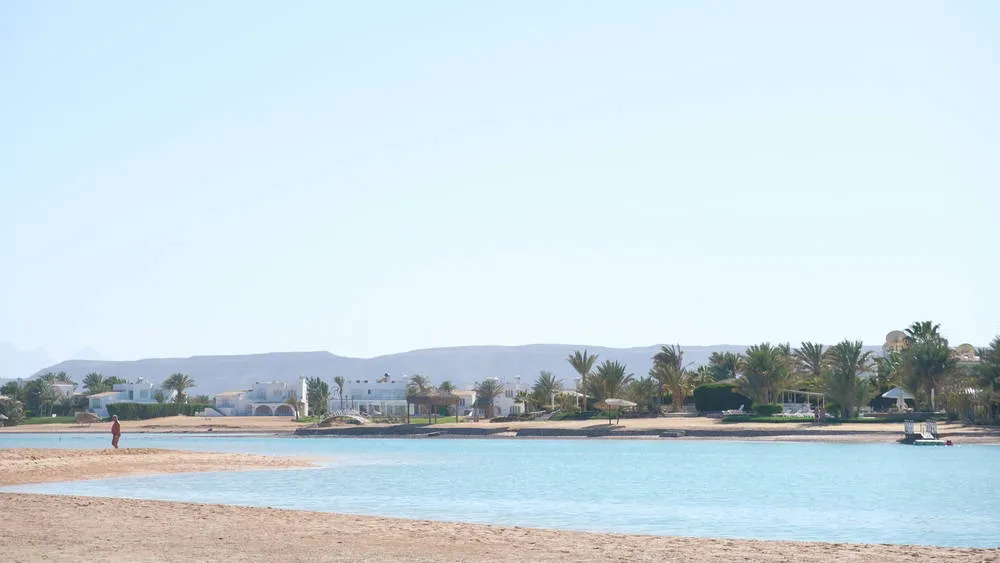 Plage d'El Gouna avec parasols et mer calme et turquoise