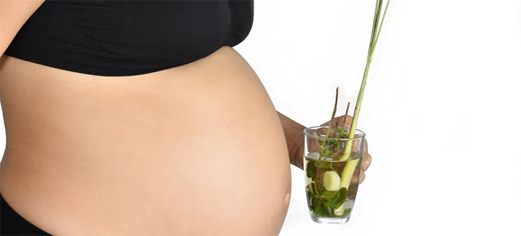 kobieta w ciąży płucząca usta ziołową płukanką