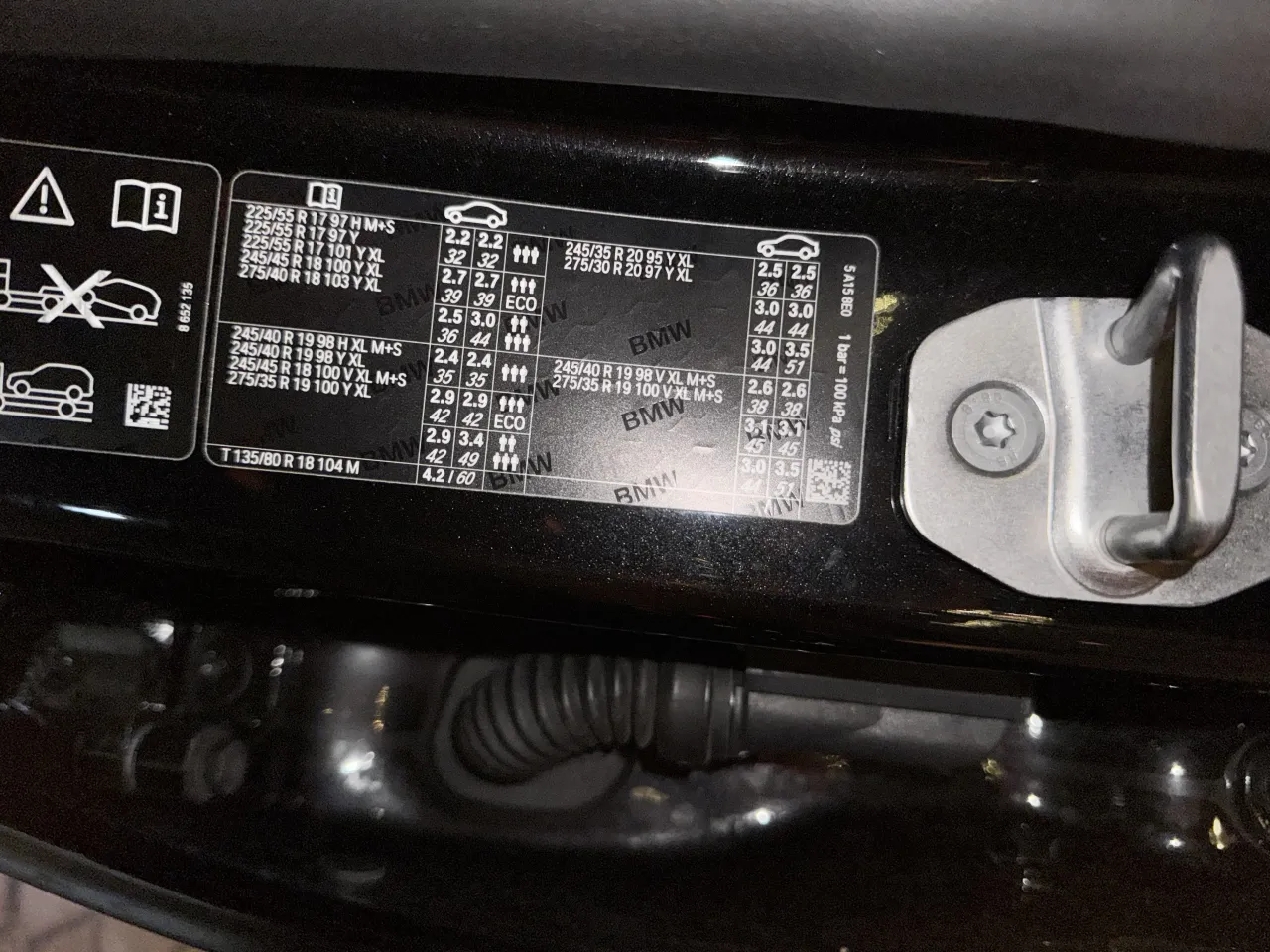 Naklejka z informacjami o ciśnieniu w oponach dla BMW X3 xDrive. Znajdziesz tu rozmiary opon i zalecane ciśnienie.