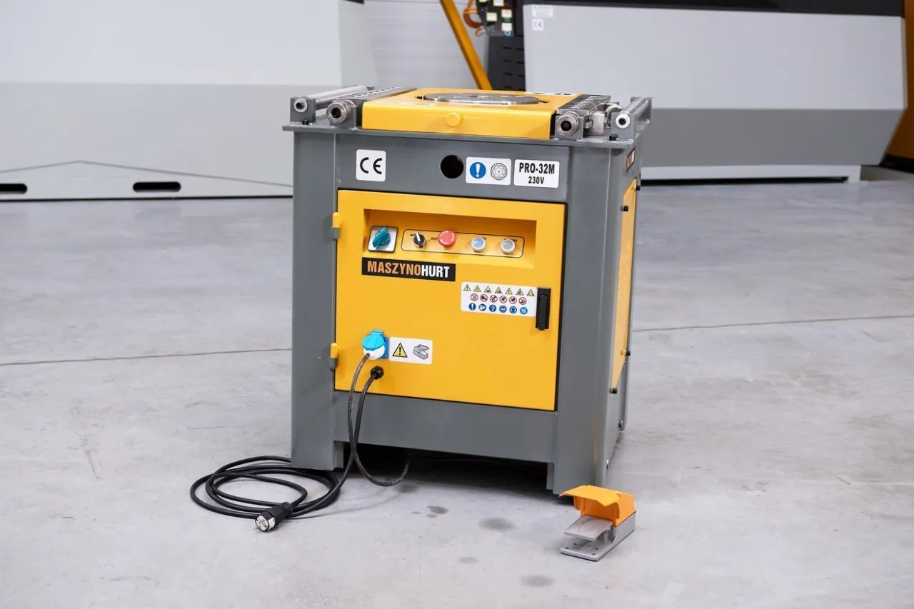 Profesjonalne giętarki do zbrojenia, model PRO-32M, gotowe do pracy. Solidna konstrukcja i intuicyjne sterowanie.