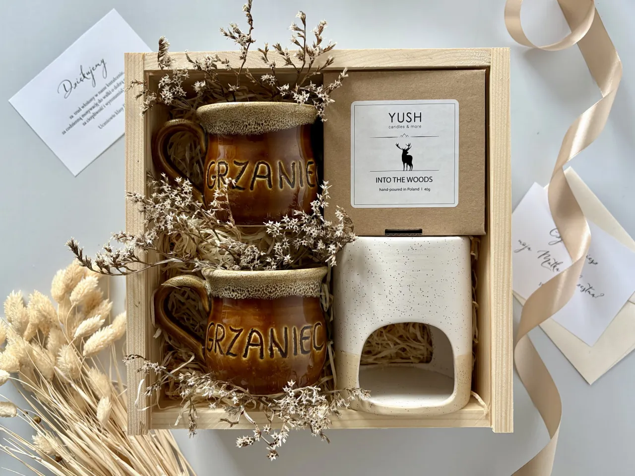 przytulny wiecz&oacute;r z grzańcem, kubki z grzańcem przy kominku