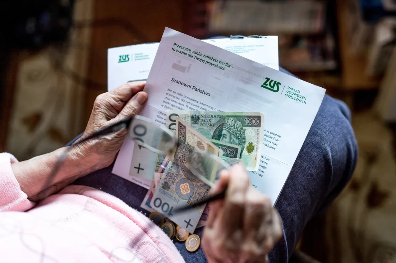 Dłoń starszej osoby trzyma dokument ZUS i pieniądze. Czy nigdy nie pracowałam, czy dostanę emeryturę po mężu?