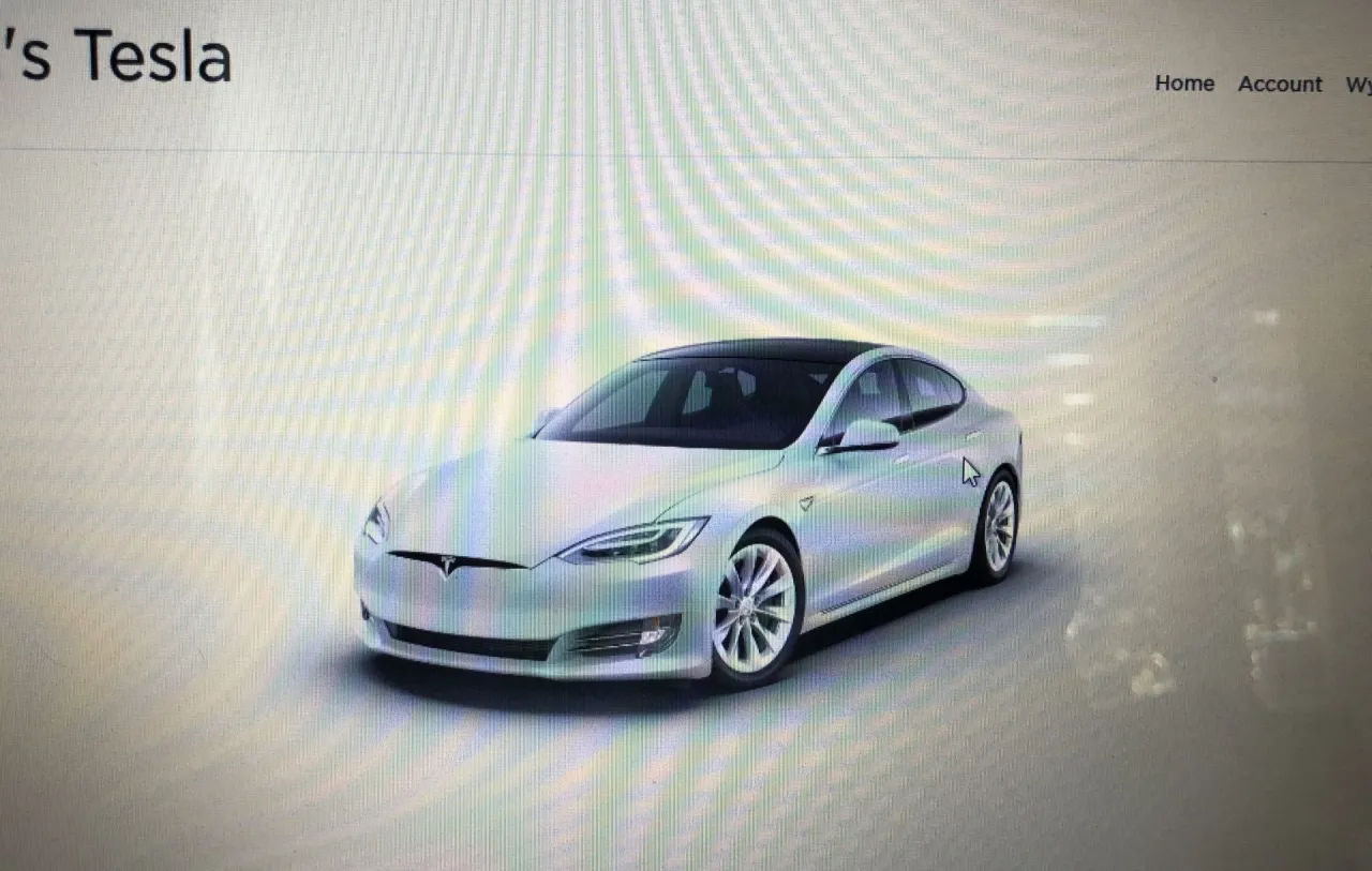 Srebrna Tesla Model S na stronie producenta. Sprawdź, ile kosztuje Tesla Model S i jakie ma funkcje.