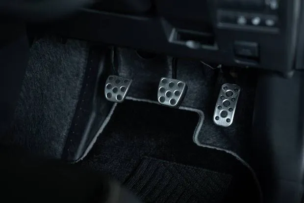 prawidłowe ułożenie stopy na sprzęgle i podnóżku