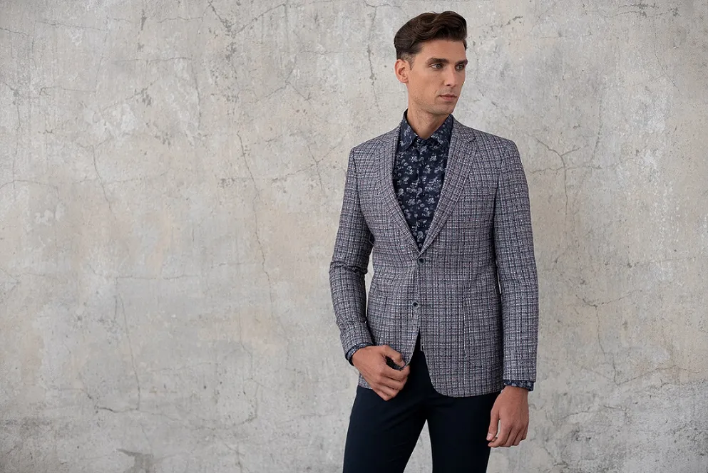 mężczyzna w zestawie koordynowanym na weselu stylizacja smart casual