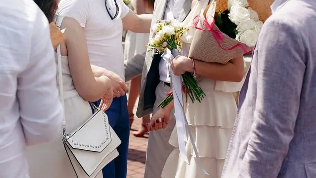 wręczanie koperty na weselu