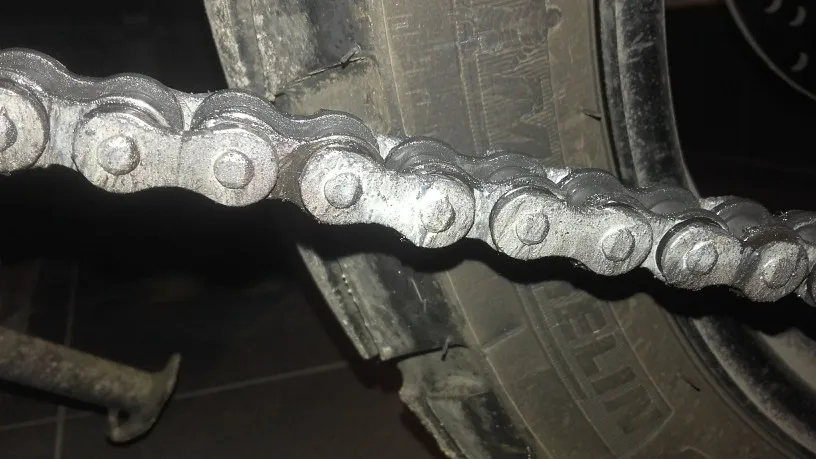 zużyty łańcuch motocyklowy błędy smarowania