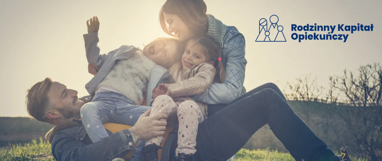 polska rodzina z dzieckiem symbolizująca wsparcie finansowe