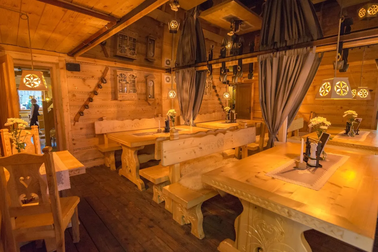 tradycyjna karczma g&oacute;ralska w Zakopanem wnętrze