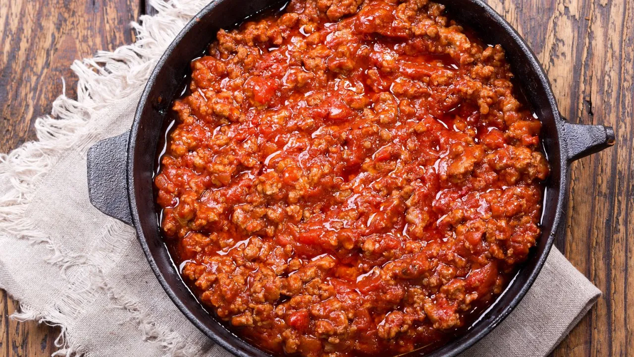 Pyszny sos bolognese w żeliwnej patelni. Idealny do makaronu, lasagne, zapiekanek. Zastanawiasz się, co zrobic z sosem bolognese? Oto odpowiedź!