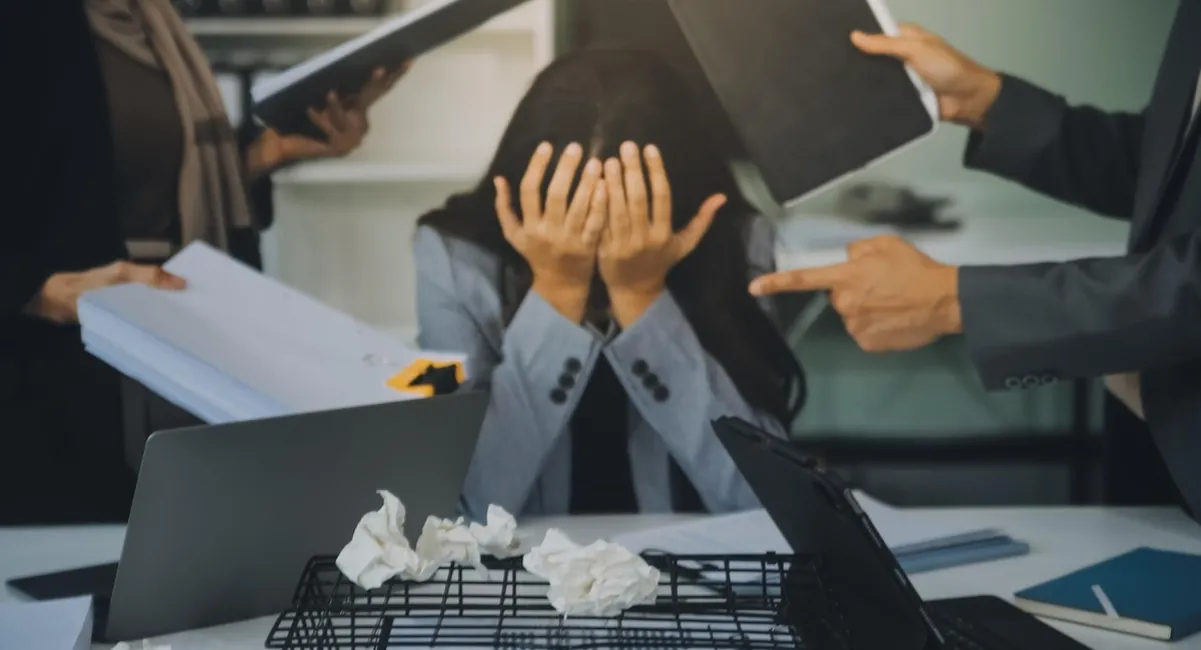 osoba zestresowana praca finansami relacjami